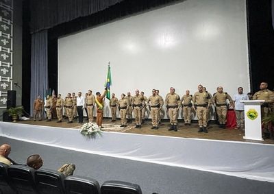 Solenidade no Cine Igua&ccedil;u reuniu autoridades civis e militares e destacou servi&ccedil;os prestados &agrave; seguran&ccedil;a p&uacute;blica da regi&atilde;o.