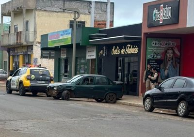Condutor invadiu a pista contr&aacute;ria, bateu em outro ve&iacute;culo e foi detido pela Pol&iacute;cia Militar com bebida no carro.