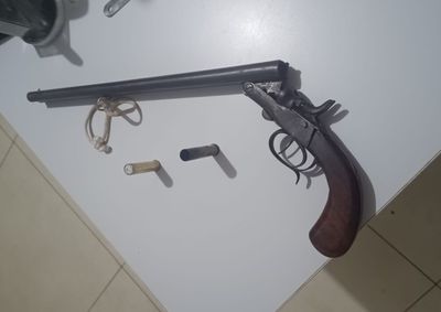 Suspeito foi localizado pela Pol&iacute;cia Militar com garrucha calibre .36 e muni&ccedil;&otilde;es ap&oacute;s fugir para &aacute;rea de mata.