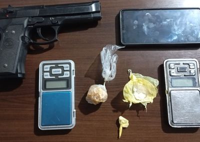 Aparelho levado de igreja foi localizado em resid&ecirc;ncia onde policiais apreenderam drogas, balan&ccedil;a de precis&atilde;o e simulacro de arma.