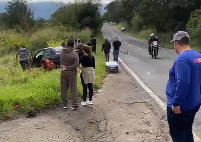 Colis&atilde;o entre motocicleta e carro ocorreu na PR-435. Garupa e motorista do autom&oacute;vel foram socorridos em estado grave.