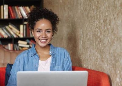 Enem Action re&uacute;ne videoaulas, exerc&iacute;cios, simulados e apoio &agrave; reda&ccedil;&atilde;o sem custo para estudantes de todo o pa&iacute;s.