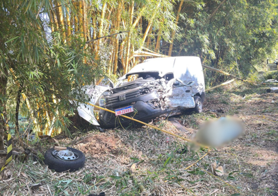 Colis&atilde;o envolveu dois autom&oacute;veis e um caminh&atilde;o no km 22 da rodovia. Um homem morreu no local e outro foi levado de helic&oacute;ptero para Londrina.