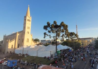 Evento segue at&eacute; 12 de julho com missas, shows, gastronomia, pra&ccedil;a com brinquedos gratuitos e show de pr&ecirc;mios.