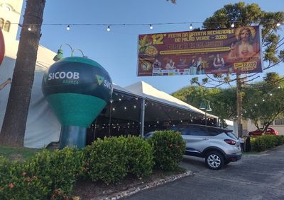 Evento segue at&eacute; domingo com atra&ccedil;&otilde;es musicais, gastronomia, missa, brinquedos gratuitos. costela fogo de ch&atilde;o e show de pr&ecirc;mios.