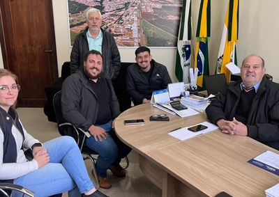 Reuni&atilde;o realizada nesta segunda-feira definiu o in&iacute;cio da elabora&ccedil;&atilde;o do projeto das 118 casas que ser&atilde;o constru&iacute;das no munic&iacute;pio.