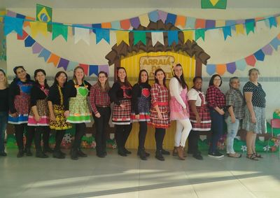 Equipes das escolas e CMEIs foram homenageadas pelo empenho na organiza&ccedil;&atilde;o das festividades e nas atividades com os alunos.