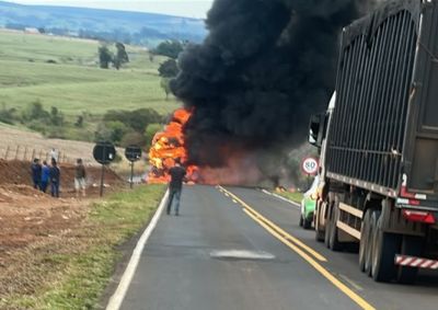 Chamas atingiram a estrutura do caminh&atilde;o no km 65 da rodovia; Defesa Civil e PRE tamb&eacute;m atuaram na ocorr&ecirc;ncia. N&atilde;o houve v&iacute;timas.