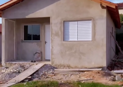 Moradias do Minha Casa Minha Vida, no bairro Sub 50, j&aacute; est&atilde;o cobertas e recebem portas, janelas e acabamento interno.