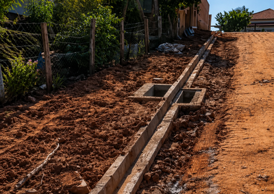 Obras incluem drenagem, meio-fio e prepara&ccedil;&atilde;o das vias para receber pavimenta&ccedil;&atilde;o com pedras irregulares no distrito de Ibaiti.