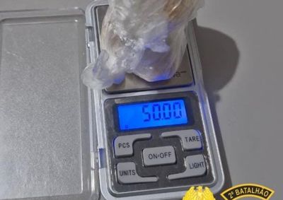 Abordagem ocorreu ap&oacute;s den&uacute;ncia sobre ve&iacute;culo suspeito; drogas, dinheiro e materiais para fracionamento foram apreendidos.