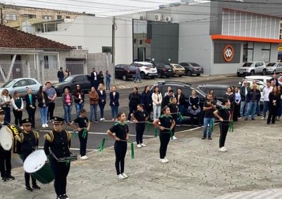 Cerim&ocirc;nia em frente &agrave; Prefeitura reuniu autoridades, estudantes e comunidade em uma manh&atilde; marcada por m&uacute;sica e civismo.