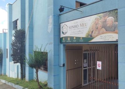 Medida impede novas admiss&otilde;es e prev&ecirc; avalia&ccedil;&atilde;o dos residentes, enquanto o caso segue em an&aacute;lise pelas autoridades competentes.