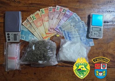 Abordagem ocorreu no Centro ap&oacute;s monitoramento; segundo a PM, suspeito usava motocicleta e bag de entregador para distribuir drogas.
