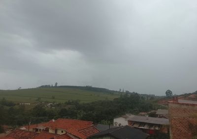 Chuva forte, ventos e descargas el&eacute;tricas est&atilde;o entre os riscos previstos para ter&ccedil;a (13) e quarta-feira (14); El Ni&ntilde;o influencia cen&aacute;rio de instabilidade.