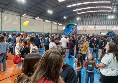 Gin&aacute;sio Petez&atilde;o recebeu programa&ccedil;&atilde;o para crian&ccedil;as com brinquedos infl&aacute;veis, guloseimas e passeios na Carreta da Alegria.