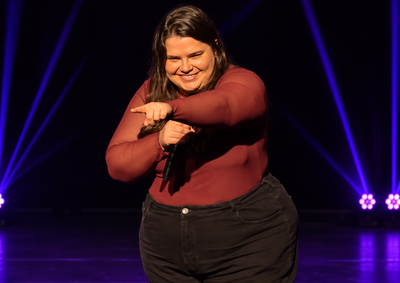 Com o espet&aacute;culo &ldquo;Ela Tem o Tino&rdquo;, Ang&eacute;lica Mello sobe ao palco em Santo Ant&ocirc;nio da Platina nesta sexta-feira (16) e em Siqueira Campos no s&aacute;bado (17).