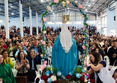 Celebra&ccedil;&atilde;o foi realizada no domingo (11), com Santo Ros&aacute;rio, testemunhos, entrega de rosas e passeio da Santa Cruz.