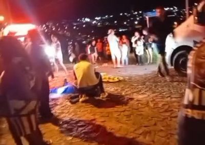 Colis&atilde;o entre duas motos deixou os condutores gravemente feridos na segunda-feira (12); moradores cobram medidas de seguran&ccedil;a para motoristas e pedestres.