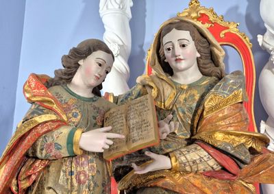 Vin&iacute;cola, queijaria e distrito hist&oacute;rico, nas Terras Altas, evidenciam a for&ccedil;a do turismo na regi&atilde;o. Destaque para as imagens raras de Nossa Senhora Menina