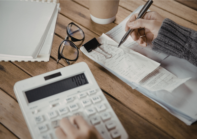 Entenda por que os juros compostos fazem o dinheiro crescer &mdash; ou virar d&iacute;vida &mdash; cada vez mais r&aacute;pido com o passar do tempo e escolha tomar a melhor decis&atilde;o