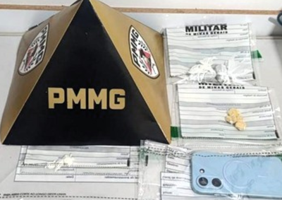 Suspeito foi abordado pela PM no bairro Divino Esp&iacute;rito Santo. Drogas e celulares foram apreendidos dentro da casa