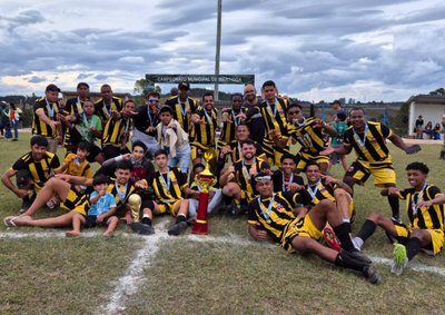 Equipe derrotou o l&iacute;der invicto da competi&ccedil;&atilde;o por 2 a 1 na final e levantou a ta&ccedil;a. Veja o v&iacute;deo com os gols e os melhores momentos da festa