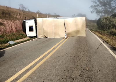 Acidente aconteceu na altura do km 46, em Ibertioga. Motorista foi socorrido pelo Samu e levado ao Hospital Regional de Barbacena