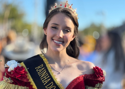 Desfiles elegeram rainhas, princesas e misses em uma das noites mais aguardadas da festa, que tamb&eacute;m arrecada recursos para o Hospital Monumento &agrave;s M&atilde;es