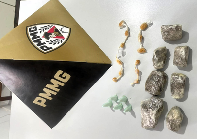 Policiais encontraram sete tabletes de maconha, cinco pinos de coca&iacute;na e 12 pedras de crack durante patrulhamento no centro da cidade