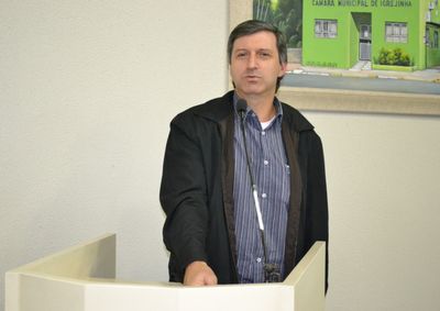 Uma an&aacute;lise da C&acirc;mara de Vereadores de Igrejinha &agrave; luz da experi&ecirc;ncia de Freud e das desigualdades de g&ecirc;nero e ra&ccedil;a na pol&iacute;tica igrejinhense.