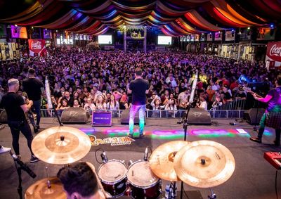 Entradas para Arena, &Aacute;rea VIP Open Bar e Camarote Oktober Eisenbahn estar&atilde;o dispon&iacute;veis por lotes no site oficial da festa. Ingressos partem de R$ 27,00.