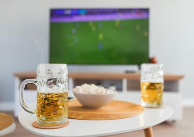 Troca de figurinhas, encontros e comidas para compartilhar ajudam a transformar o futebol em momentos especiais entre fam&iacute;lia e amigos.