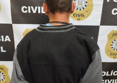 Suspeito de 46 anos foi abordado enquanto realizava a venda de entorpecentes pr&oacute;ximo ao beco dos trilhos, na rua Henrique Bauermann.