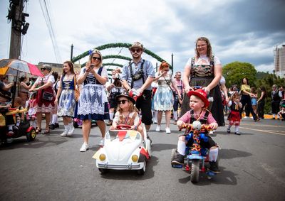 Novo formato une tradi&ccedil;&atilde;o e celebra&ccedil;&atilde;o popular, convidando fam&iacute;lias, escolas, empresas e grupos sociais a desfilarem juntos at&eacute; o Parque da Oktoberfest.