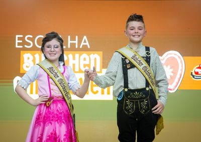 Maximylian de Almeida, de 11 anos, foi eleito Bubchen, enquanto L&iacute;via Rafaeli Dutra, de 9 anos, recebeu o t&iacute;tulo de M&auml;dchen da edi&ccedil;&atilde;o de 2026.