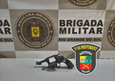 A v&iacute;tima, uma mulher de 35 anos, relatou que foi surpreendida por dois homens armados que invadiram sua resid&ecirc;ncia e subtra&iacute;ram bens de valor.