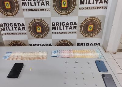 Opera&ccedil;&atilde;o abordou mais de 60 pessoas, resultando em pris&atilde;o por tr&aacute;fico de drogas e captura de foragido da Justi&ccedil;a.