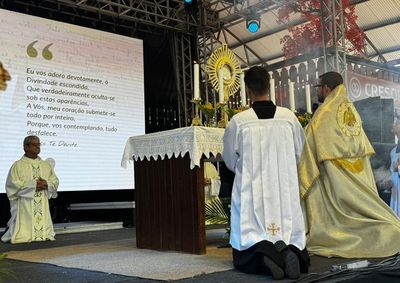 Celebra&ccedil;&atilde;o reuniu centenas de fi&eacute;is em um dos momentos mais significativos do calend&aacute;rio cat&oacute;lico, com confec&ccedil;&atilde;o de tapetes, missa e prociss&atilde;o pelas ruas.