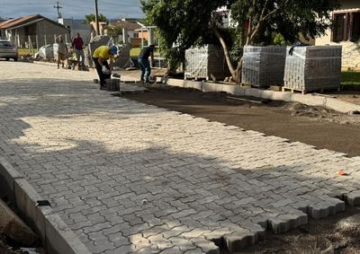 Servi&ccedil;os de recomposi&ccedil;&atilde;o do cal&ccedil;amento e instala&ccedil;&atilde;o de blocos de concreto avan&ccedil;am para os acabamentos.