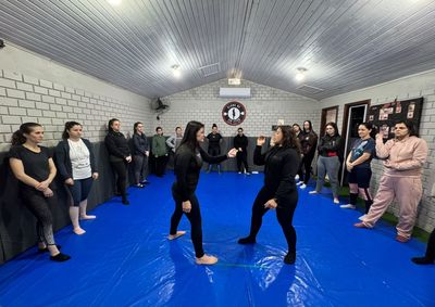 Participantes receberam orienta&ccedil;&otilde;es sobre preven&ccedil;&atilde;o, defesa pessoal e t&eacute;cnicas pr&aacute;ticas para situa&ccedil;&otilde;es de risco.