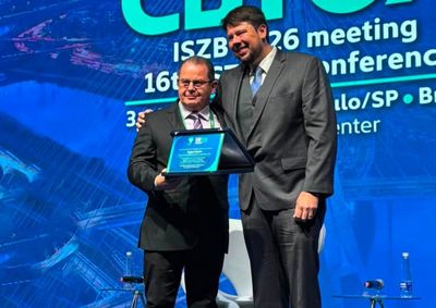 Rafael Linden foi agraciado com o Pr&ecirc;mio Prof. Samuel Schvartsman durante congresso realizado em S&atilde;o Paulo.