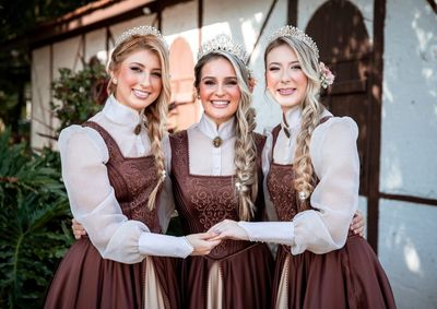 Bordados, s&iacute;mbolos e mais de tr&ecirc;s mil pedrarias transformam os vestidos em uma homenagem aos volunt&aacute;rios da maior festa comunit&aacute;ria do Brasil.