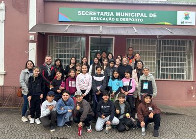 Durante a atividade, os estudantes percorreram diferentes pontos do munic&iacute;pio, ampliando o olhar sobre quest&otilde;es ambientais presentes no cotidiano.