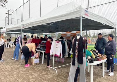 Iniciativa mobiliza a comunidade para apoiar fam&iacute;lias em situa&ccedil;&atilde;o de vulnerabilidade por meio da solidariedade e da doa&ccedil;&atilde;o de roupas.
