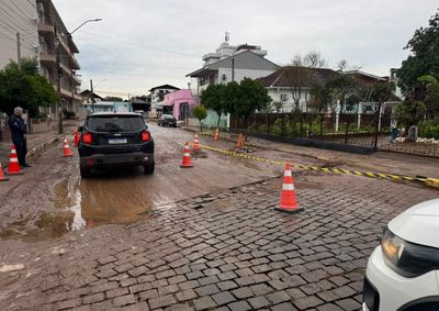Secretaria de Obras realiza limpeza e orienta motoristas a redobrarem a aten&ccedil;&atilde;o ao transitar pelo local.