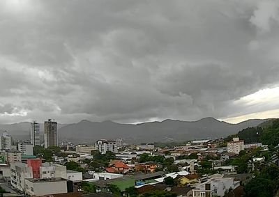 Condi&ccedil;&otilde;es atmosf&eacute;ricas indicam aumento do risco de tempestades severas e altos volumes de precipita&ccedil;&atilde;o.