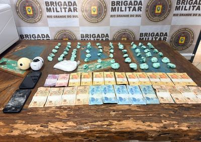Ao todo, foram apreendidos aproximadamente 717 gramas de coca&iacute;na, al&eacute;m de dinheiro e aparelhos celulares.