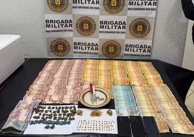 Pol&iacute;cia apreendeu maconha, crack, materiais para fracionamento e mais de R$ 10 mil em dinheiro em im&oacute;vel que seria utilizado para preparo de entorpecentes.