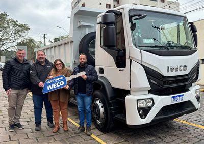 Ve&iacute;culo, custeado com recursos do munic&iacute;pio, vai auxiliar nos servi&ccedil;os de manuten&ccedil;&atilde;o de estradas e transporte de materiais.